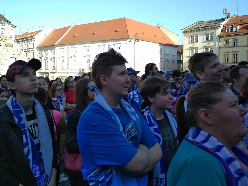 Fanoušci na Zelném trhu sledují extraligové finále mezi hokejovou Kometou Brno a Třincem.