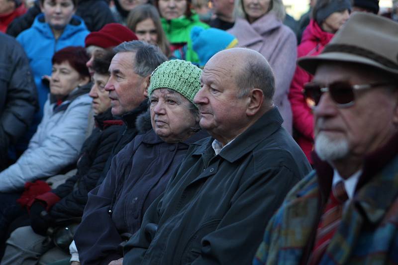 Třetí a poslední den návštěvy prezidenta Miloše Zemana v kraji. Navštívil brněnskou firmu Zetor a setkal se na debatě s občany Letovic.