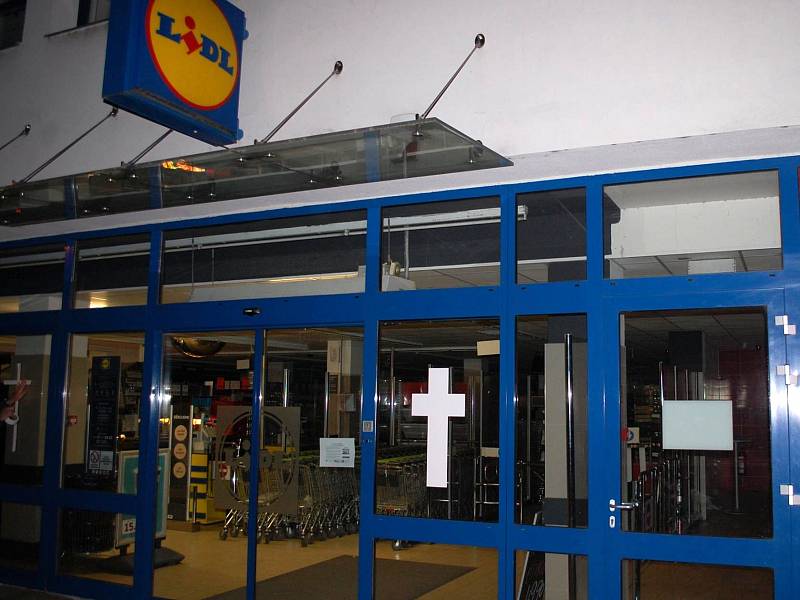 Vylepené bílé kříže se objevily první zářijové pondělí na vstupních dveřích tří obchodních domů Lidl v Brně. Jako reakce na letákovou kauzu. 