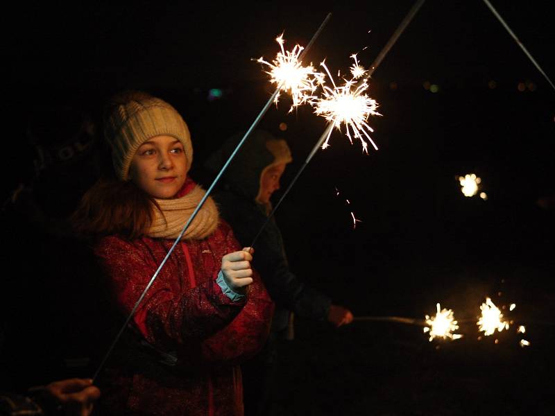 Desítky rodičů s dětmi se přišly podívat na silvestrovský ohňostroj.