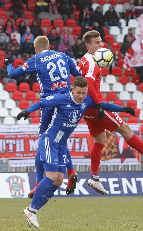 Fotbalisté Zbrojovky Brno (v červeném) porazili Olomouc 1:0.