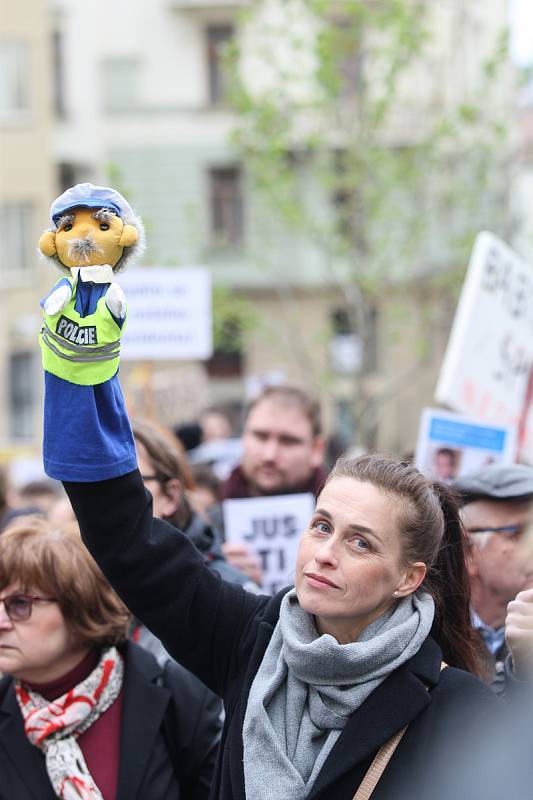 Lidé potřetí demonstrovali za nezávislou justici. Na Dominikánském náměstí se podle odhadů pořadatelů sešly tři tisíce protestujících.