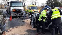 Při srážce auta s kamionem u Slavkova zemřel člověk. Tři lidé se zranili