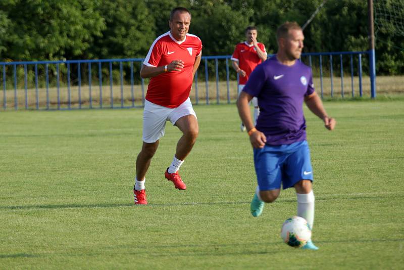 Fotbalový zápas veteránů brněnského Boby a Zbrojovky proti Židlochovicím na jejich hřišti.