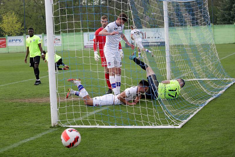 Líšeňští fotbalisté (v bílém) porazili v utkání 27. kola FORTUNA:NÁRODNÍ LIGY na domácím hřišti Prostějov 2:0.