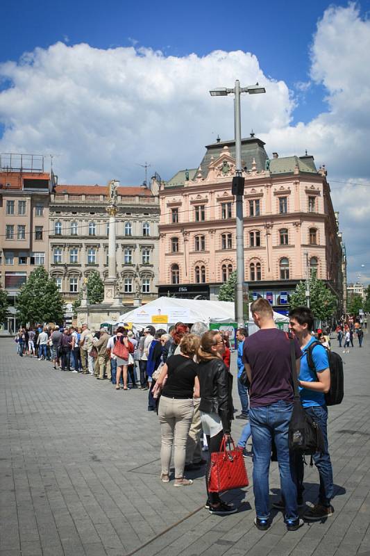 Mnozí z nich měli velká mateřská znaménka od narození. Najednou ale změnila tvar, barvu nebo velikost. Na vyšetření znamének čekaly v pondělí na náměstí Svobody zástupy lidí. 