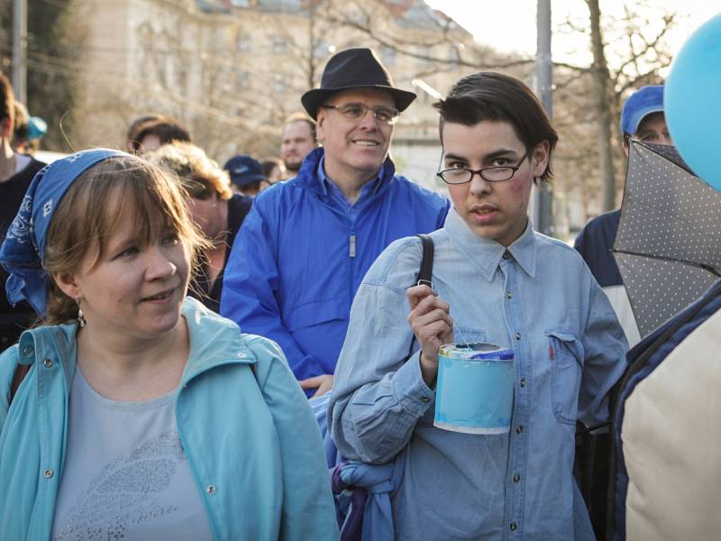 První z řady akcí pořádaných u příležitosti Mezinárodního dne porozumění autismu se ve čtvrtek konala v Brně. Centrem města prošel "modrý" průvod.
