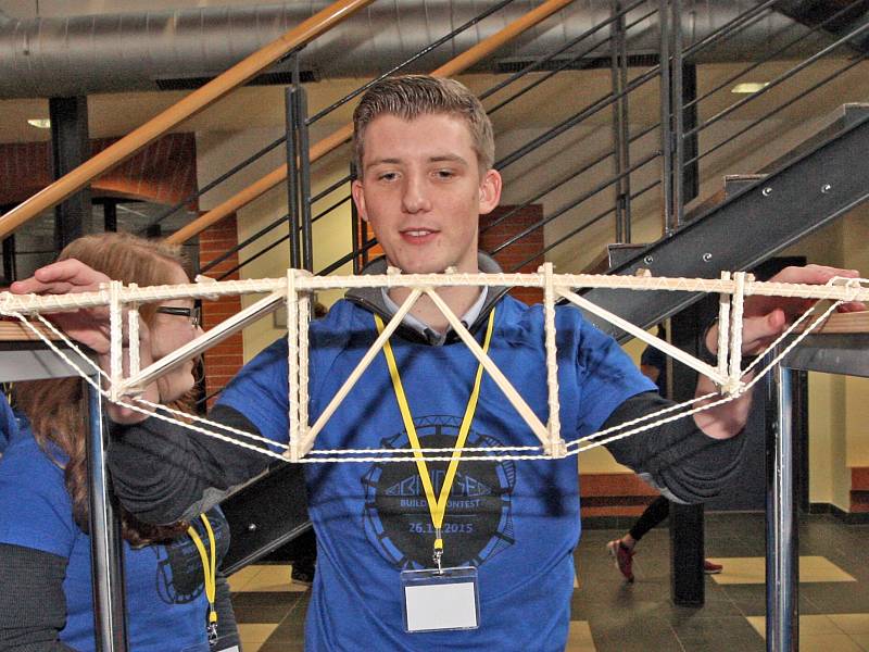 Středoškoláci stavěli mosty ze špejlí na brněnské soutěži.