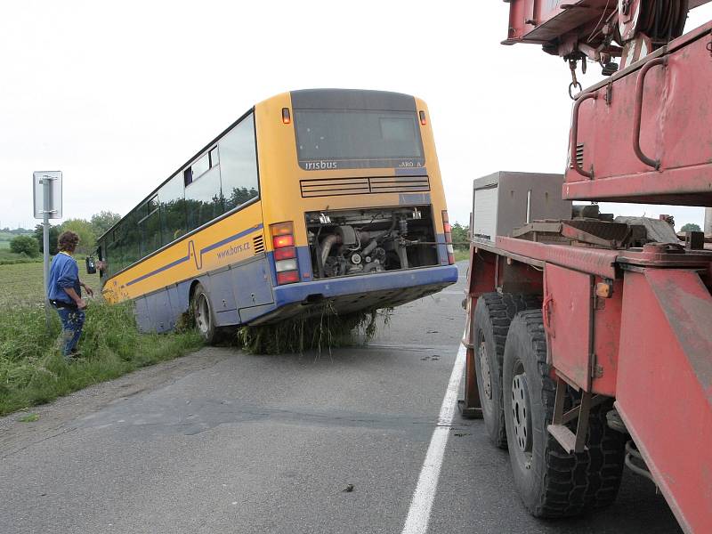Osmapadesátiletý řidič autobusu vyjel u Žatčan na Brněnsku ze silnice nejprve do příkopu a pak do pole.