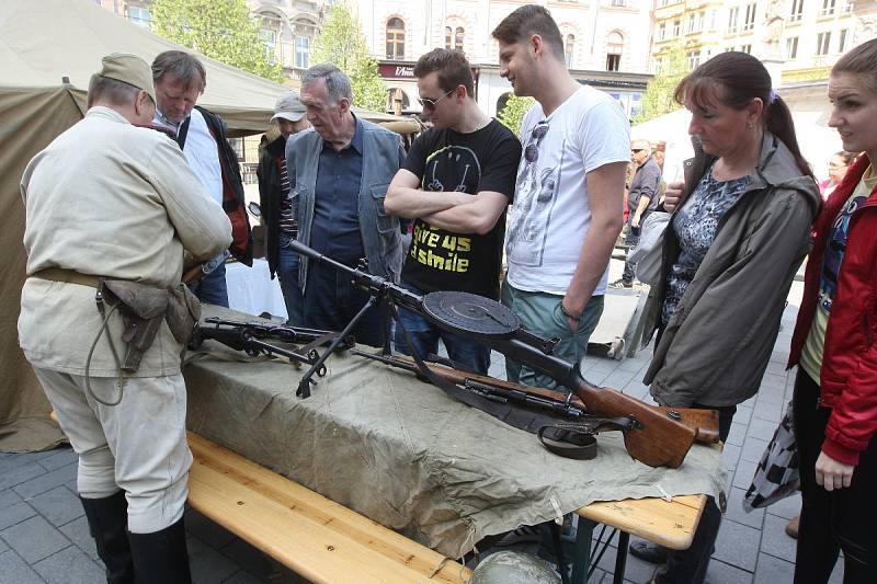 Lidé si prohlédli například historická vojenská auta nebo si vyplnili korespondenční lístek v polní poště Rudé armády. Atmosféru doplňovala stylová swingová kapela.