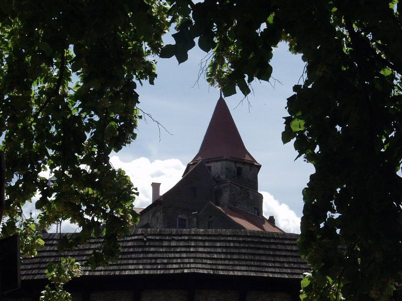 Pernštejn zachvátily přesně před deseti lety plameny. Paradoxně díky požáru se podařilo hrad kompletně opravit a podle památkářů je nyní krásný jako před pěti sty lety.