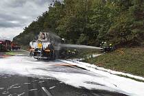 U Popůvek hořel náklaďák s asfaltem. Požár zablokoval provoz na dálnici D1.