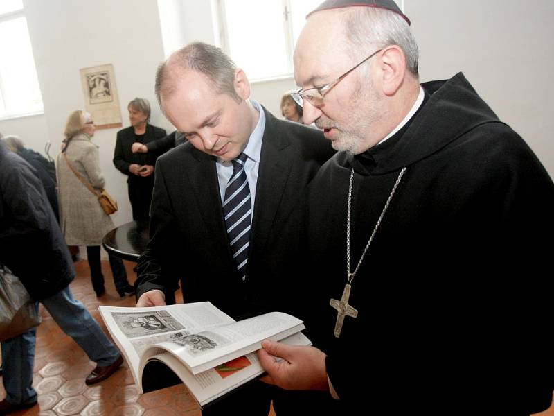 Obraz Svatotomské madony, který visí v bazilice Nanebevzetí Panny Marie na Medlově náměstí, je ochráncem Brna a Moravy. Jeho historii shrnulo dvanáct autorů v knize Stříbrný oltář, kterou ve čtvrtek slavnostně představili v augustiánském klášteře v Brně.