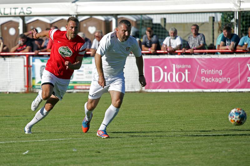 Fotbalisté z různých dob nejslavnějšího brněnského klubu přijeli na oslavy 100 let založení pohořelického fotbalu. V zápase se střetli s legendami místního týmu v přátelské atmosféře povzbuzované komentátorským uměním Petra Švancary.