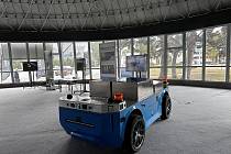 Elektrické vozítko společnosti Bring Auto, které má za cíl samo rozvážet a doručovat balíky nebo materiál v průmyslu, je jedním ze strojů autonomní dopravy v pavilonu Y na Mezinárodním strojírenském veletrhu.