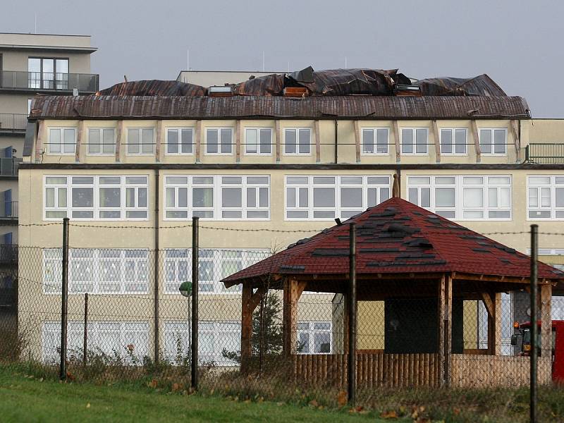 Poničená střecha na Základní škole v Horníkově ulici v Brně-Líšni.