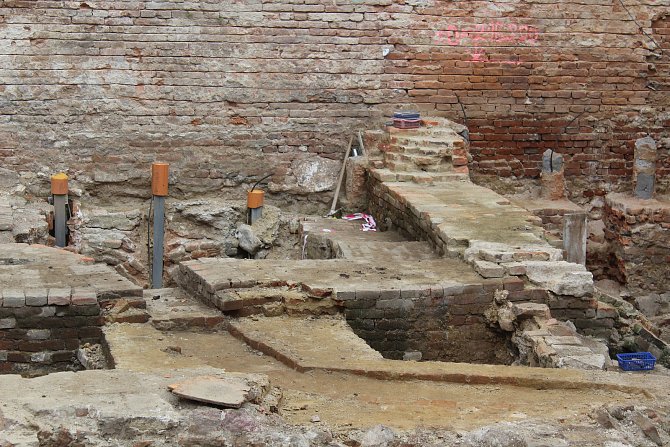 Archeologové našli při vykopávkách na Římském náměstí v centru Brna pozůstatky osídlení města z 12. století.