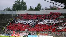 Fotbalisty Zbrojovky Brno (v červeném) nedohnal k bodům ani vyprodaný stadion, pražské Slavii podlehli 0:4