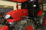 K sedmdesátému výročí představil ve čtvrtek večer brněnský Zetor na prototypu traktoru nový design. Autorem moderní podoby stroje je italská designerská značka Pininfarina.