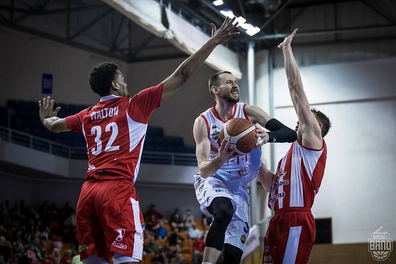 Brněnští basketbalisté (v bílém) před víc než tisíci diváky porazili Pardubice 83:71.