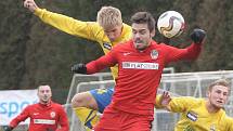 Fotbalisté Zbrojovky (v červeném) ani ve druhém utkání zimní Tipsport ligy nevyhráli. Po úvodní remíze 3:3 s olomouckým béčkem ve středu po poledni podlehli prvoligovému Zlínu 0:1.