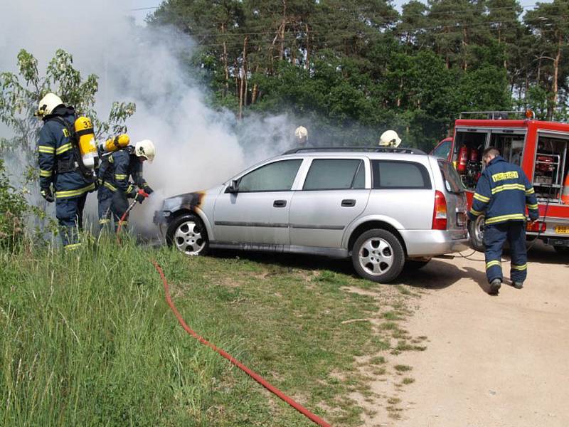 Brněnští hasiči likvidovali požár auta, kterému vzplanul motor.