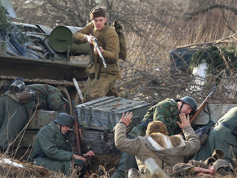 Německé jednotky v sobotu odrazily útok Rudé armády v Army parku u Ořechova. Zimní bitvu z východní fronty roku 1944 jim tam sehrálo přes sto účastníků v dobových uniformách s autentickou výstrojí. 