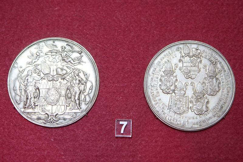 Moravské zemské muzeum v Brně zahájilo výstavu unikátních mincí z numismatického oddělení.