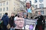 Až dvě stě lidí běželo s transparenty centrem města Brna na podporu prezidentského kandidáta Jiřího Drahoše.
