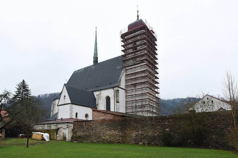 Opravovaný kostel v Doubravníku v údolí řeky Svratky.