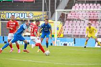 Brněnští fotbalisté (v červeném) měli na úvod nové sezony druhé ligy velké problémy s Vlašimí, nakonec si oba celky rozdělily body za remízu 1:1.