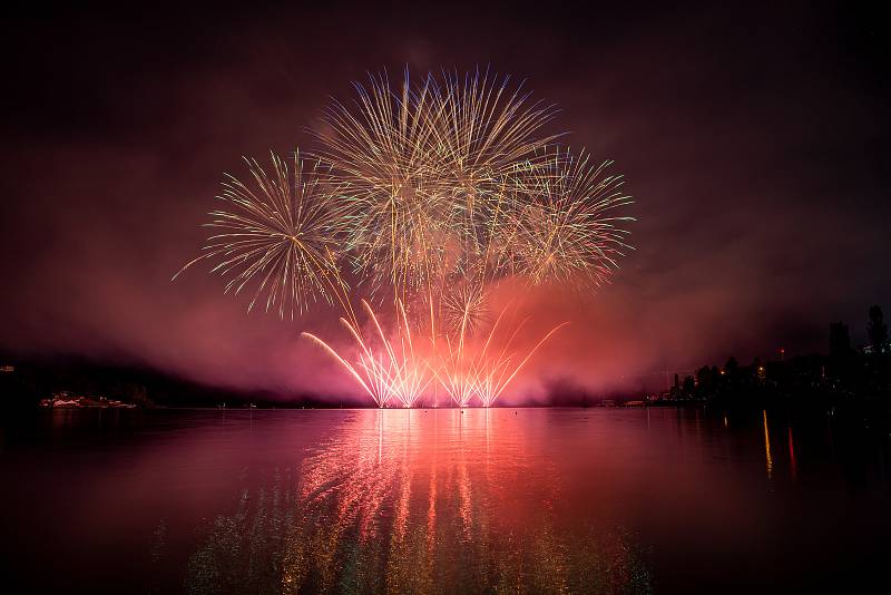 Letošní poslední čtvrtý ohňostroj v Brně byl v režii švédského týmu Göteborgs Fyrverkeri. Uměleckým pyromuzikálem připomněli Švédové hudební velikány jako David Bowie, Whitney Houston, Michael Jackson nebo Roxette a DJ Avicii.