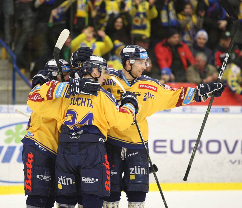 Extraligoví hokejisté PSG Berani Zlín (ve žlutém) v dohrávce 47. kola hostili brněnskou Kometu.