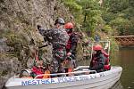 Pod hradem Veveří policisté zachraňovali zraněného z vody a následně přes nepřístupný terén do bezpečí.