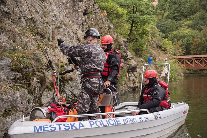 Pod hradem Veveří policisté zachraňovali zraněného z vody a následně přes nepřístupný terén do bezpečí.