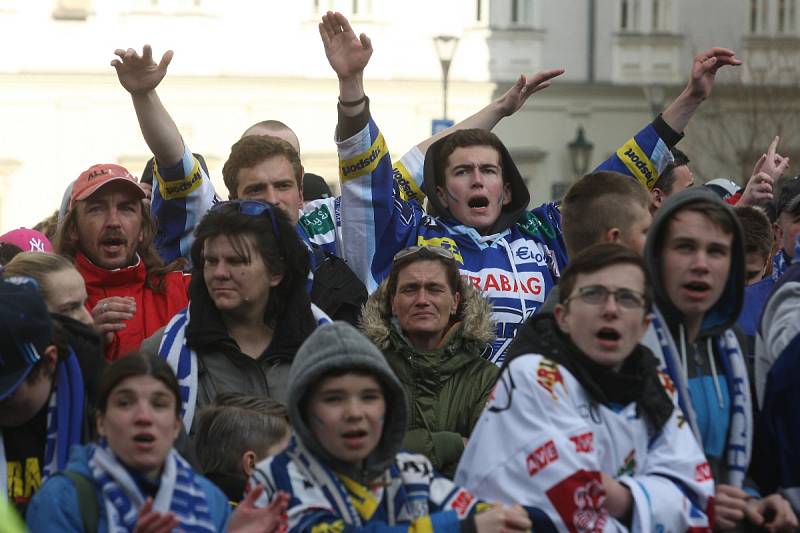  Tisíce fanoušků se znovu sešly před velkoplošnými obrazovkami na brněnském Zelném trhu, aby fandily Kometě ve třetím zápase finálové série hokejové extraligy proti Bílým Tygrům z Liberce.