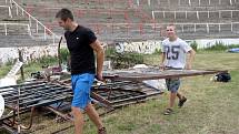 Naposledy se hromadně sešli, aby opravili fotbalový stadion za Lužánkami. Příští sobotu se už dobrovolníci z řad fanoušků neodeberou na legendární místo s pracovními nástroji, místo toho si s sebou vezmou fanouškovské propriety.