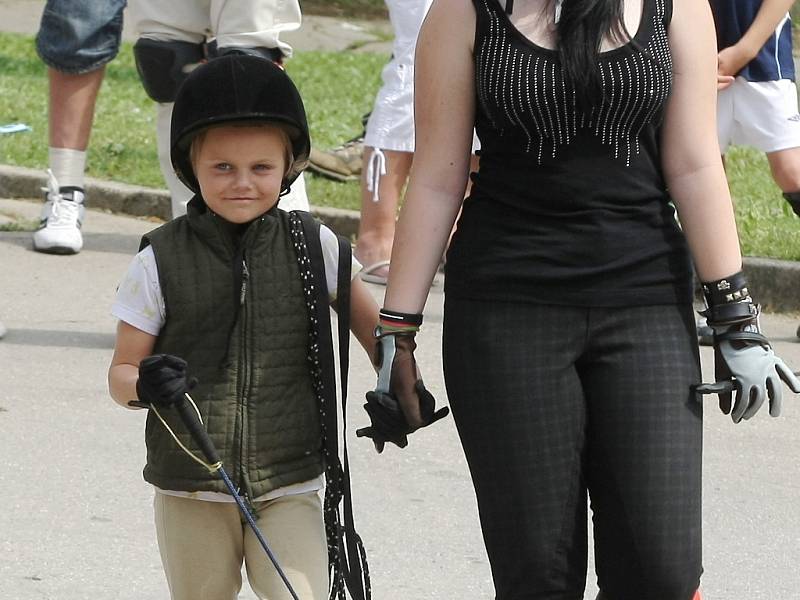 Jak má vypadat správný cyklista, bruslař, lyžař nebo hokejista, aby se při sportu nezranil. To ukázali žáci základní školy na Jihomoravském náměstí v brněnské městské části Slatina. Uspořádali Úplně bezpečnou módní přehlídku.