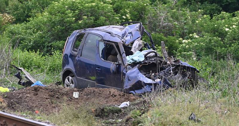 Po srážce s vlakem na přejezdu mezi Moravskými Bránicemi a Silůvkami na Brněnsku zemřel 23. května 2020 odpoledne řidič auta.