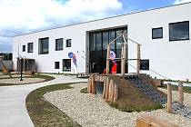 V nové bezbariérové dvoupodlažní budově mateřské školy v brněnských Soběšicích jsou tři třídy pro 75 dětí.