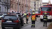 Kvůli nehodě tramvaje a osobního auta byla od tři čtvrtě na jedenáct dopoledne neprůjezdná ulice Veveří.