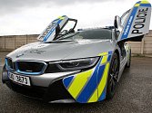Hybridní supersport BMW i8 využívali jihomoravští policisté jen krátkou dobu. Auto nabouralo do stromu.
