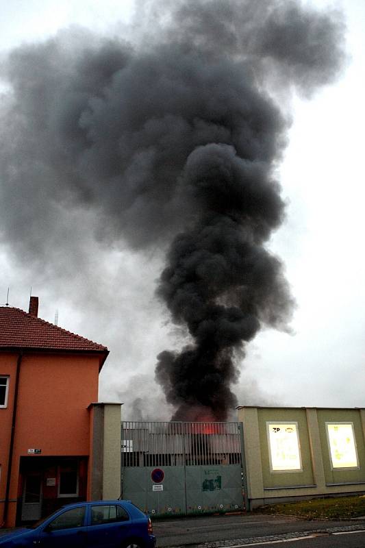 V pátek odpoledne se v brněnských Bohunicích rozhořel požár. V Bohunické ulici u zastávky Traťová tam vzplála hala autodílny. 