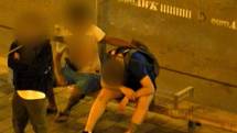 Spící muž v přístřešku před brněnským hlavním nádražím přilákal zloděje. V rozmezí jen několika minut ho okradli hned dvakrát.