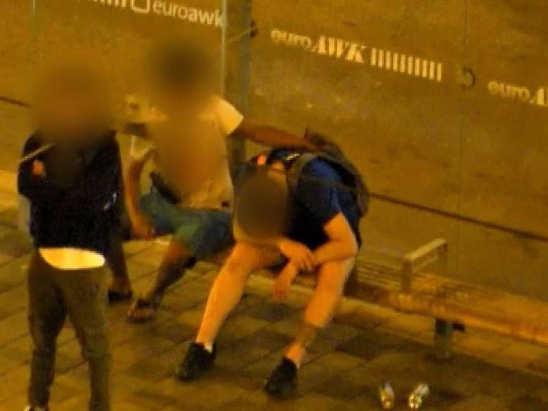 Spící muž v přístřešku před brněnským hlavním nádražím přilákal zloděje. V rozmezí jen několika minut ho okradli hned dvakrát.