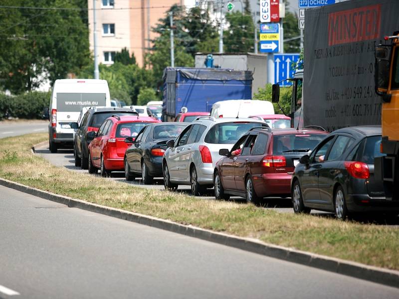 Řidiče i cestující městskou hromadnou dopravou zdržují ve středu desítky minut dlouhé kolony kvůli opravě železničního mostu ve Svatoplukově ulici. 