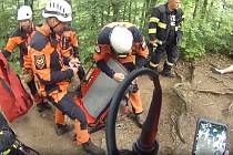 K převozu zraněného mladíka vyrazili tento týden profesionální i dobrovolní hasiči do lesa nedaleko Bílovic nad Svitavou.