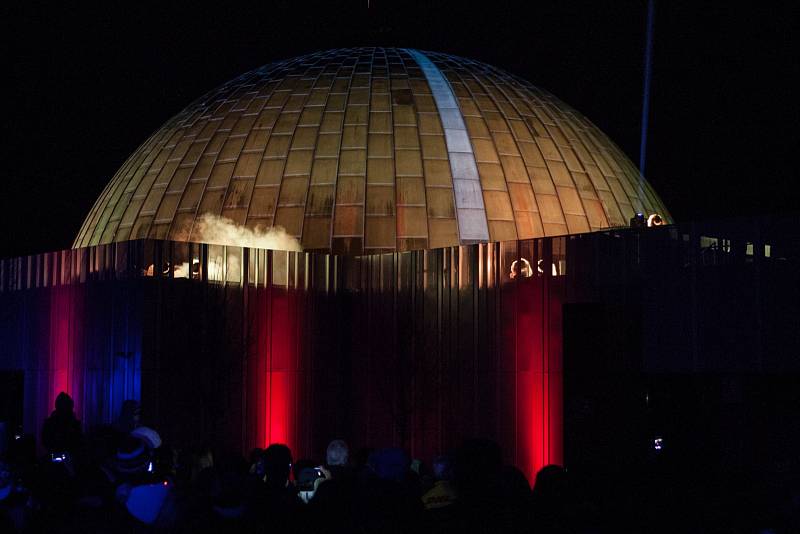 Přistává UFO. Raketa odlétá do kosmu. Plujeme ve vesmíru. Všechny tyto pocity mohli prožívat lidé v úterý při pohledu na brněnskou hvězdárnu. Specialisté na nich spustili světelné představení, takzvaný videomapping. 