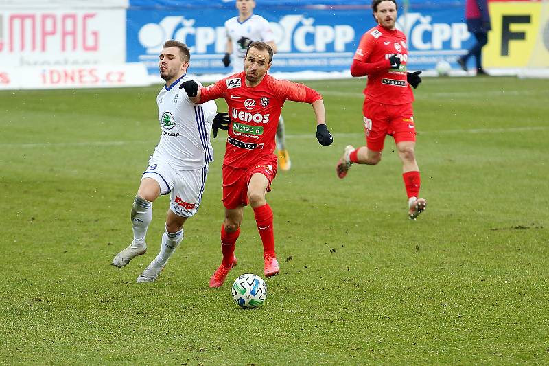 Fotbalisté Zbrojovky (v červeném) zahájili prvoligové jaro remízou v Mladé Boleslavi.