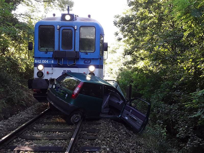 Osobní vlak srazil auto na železničním přejezdu v Ivančicích. Řidička vozu zemřela.